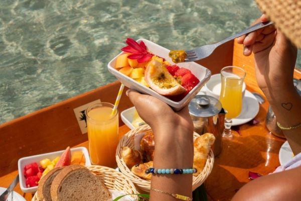 Petit déjeuner flottant en mer