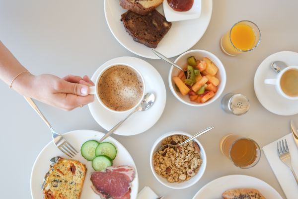 Petit déjeuner avec vue sur la mer et la Sardaigne