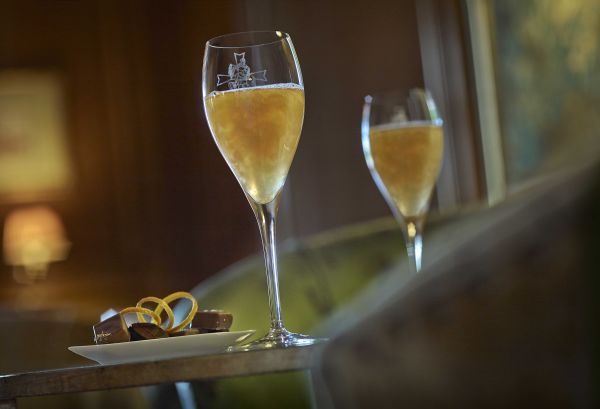 Champagne et canapés ou petits fours, au Rossini